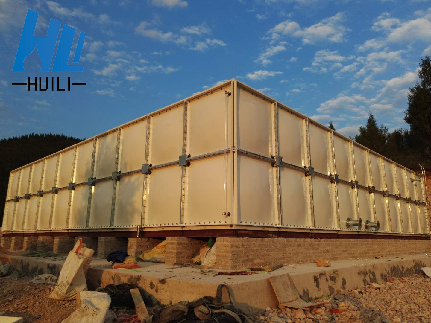 貴州臺江縣10*10*2玻璃鋼水箱施工完成